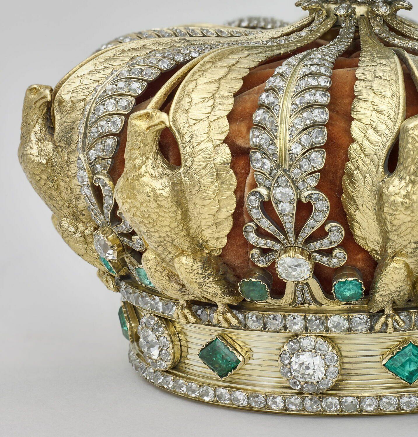 Imagen facilitada de la corona de la emperatriz Eugenia de Montijo, la esposa española del emperador Napoleón III (1852-1870), que los ladrones perdieron en su huida y resultó dañada durante el robo cometido en el Museo del Louvre, en París.