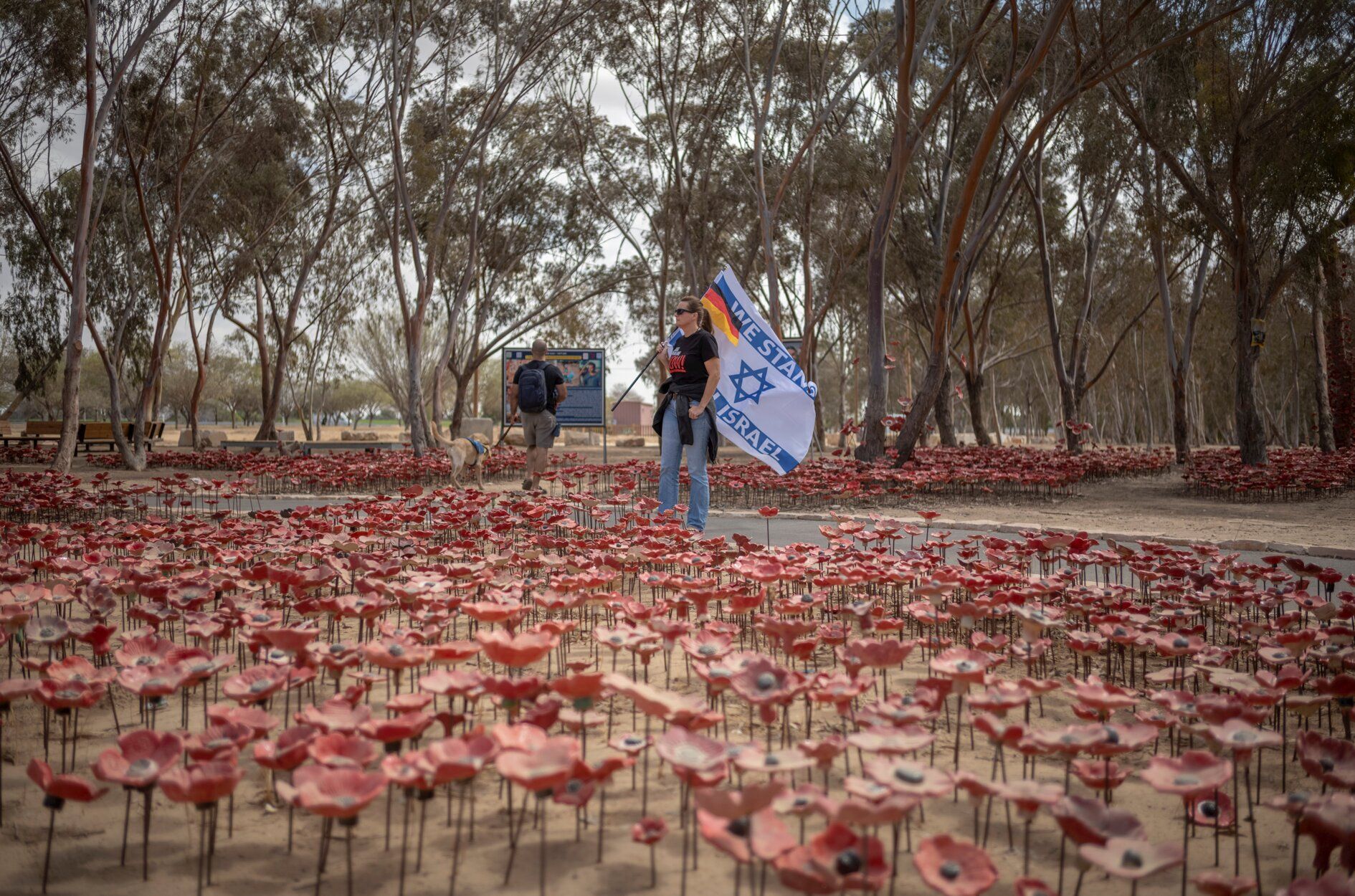Familias israelíes visitan los monumentos conmemorativos en el recinto del festival de música Nova