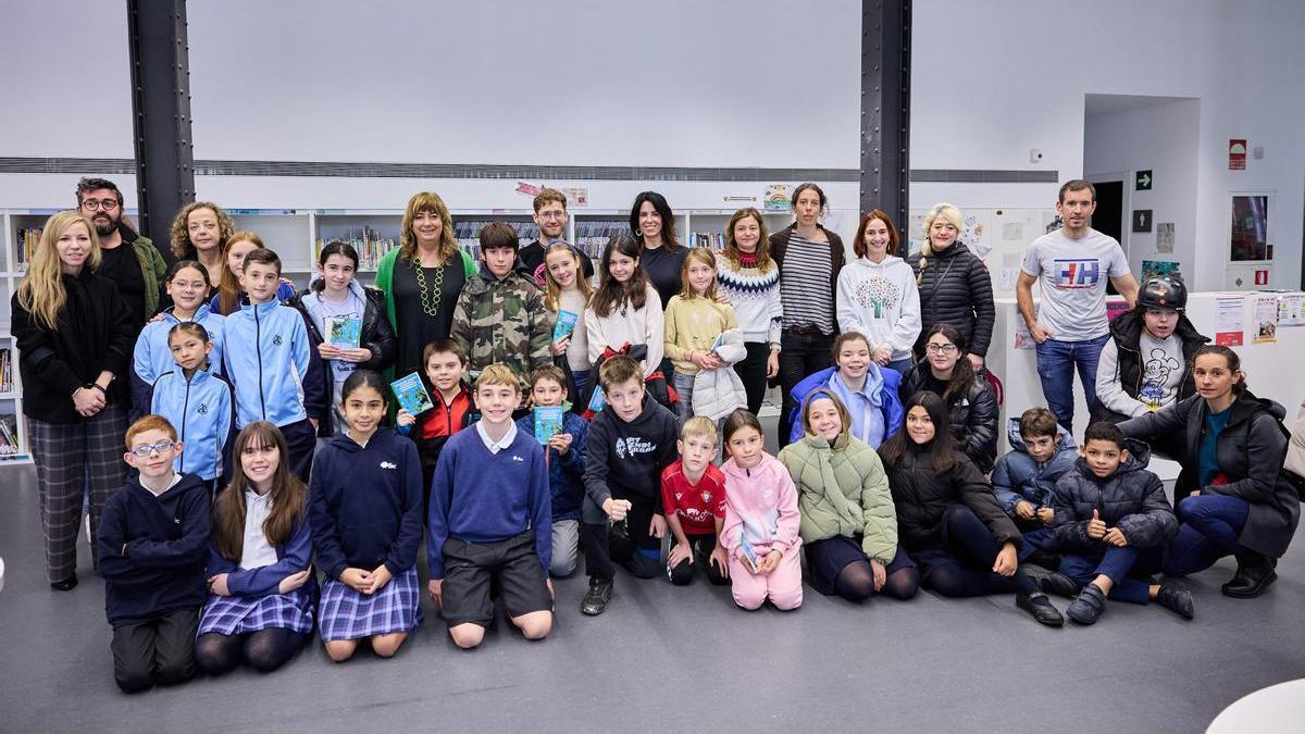 Ollo, junto al alumnado y profesorado de los centros participantes.