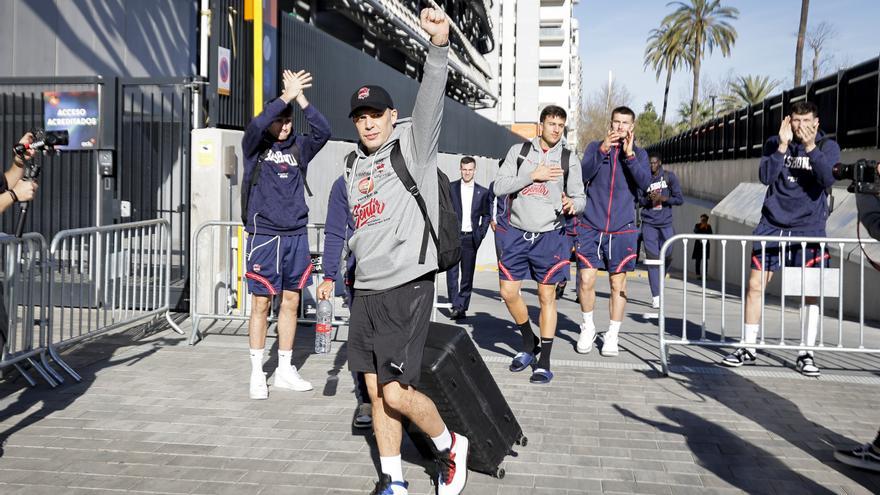 El Baskonia, recibido por todo lo alto a su llegada al Roig Arena