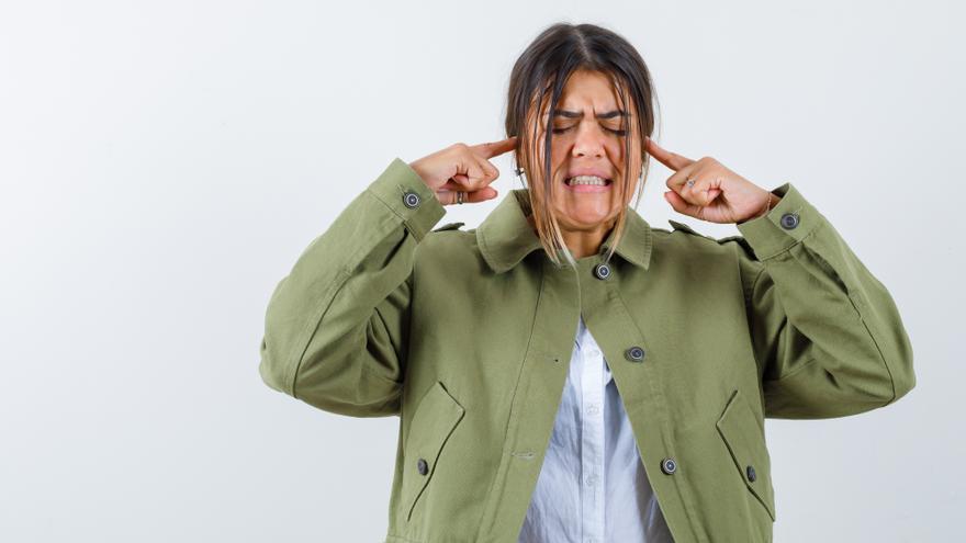 Por qué nos duelen los oídos al viajar en avión y qué podemos hacer