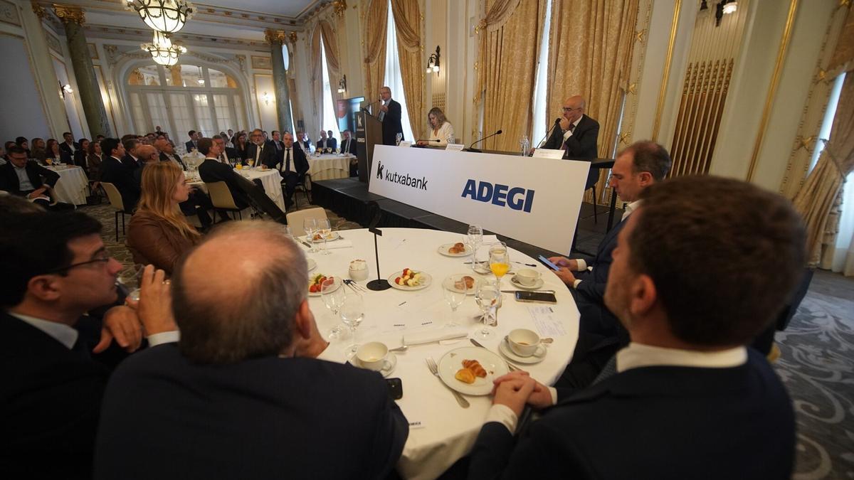 Desayuno de trabajo celebrado por Adegi y Kutxabank en el Hotel María Cristina de Donostia.