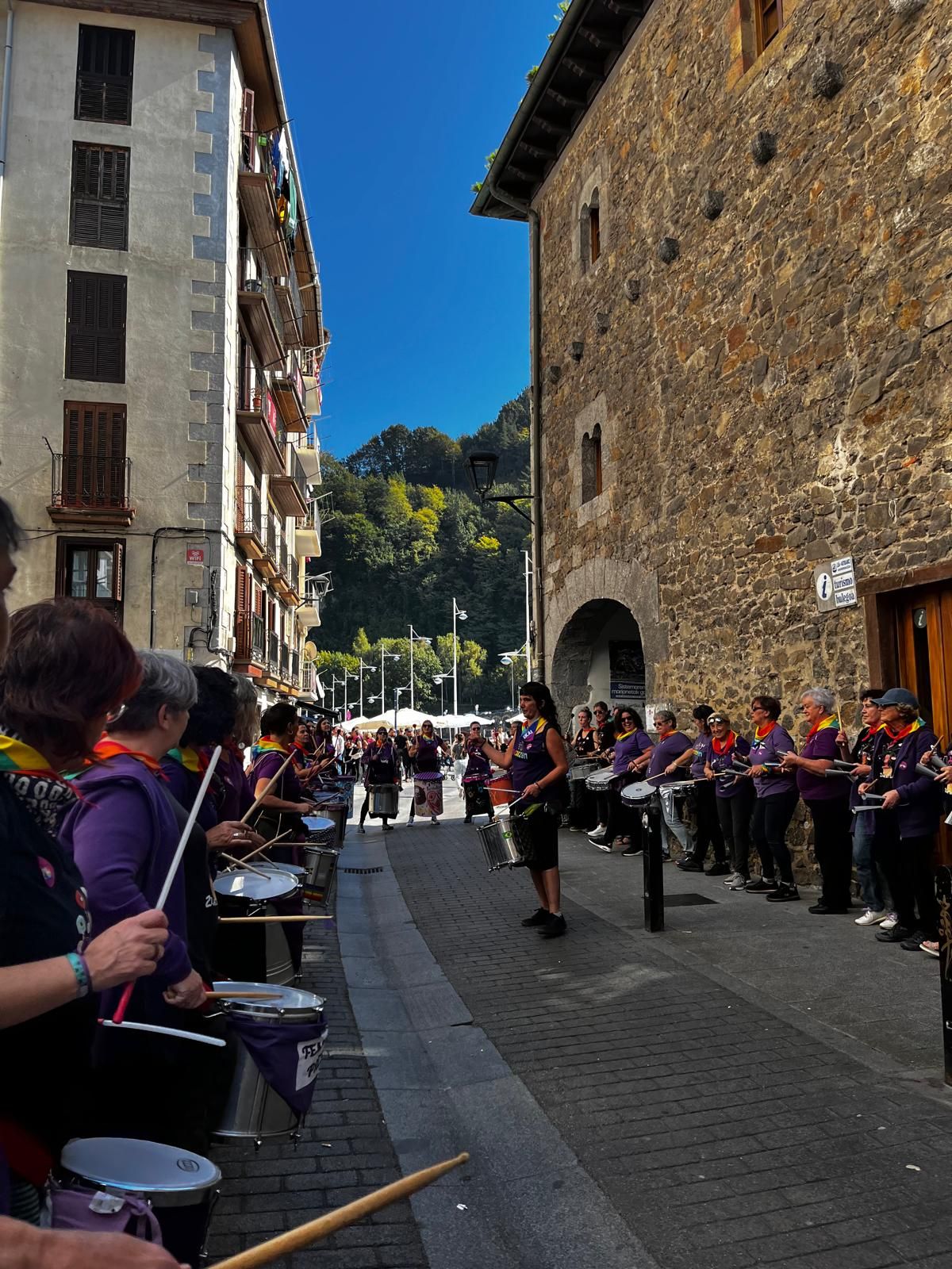 En imágenes: Ondarroa celebra el Día del Abrazo a la Diversidad
