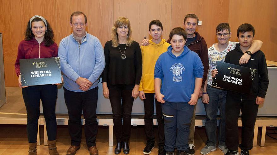 La consejera Ana Ollo y el director gerente de Euskarabidea Mikel Arregi junto al alumnado premiado.