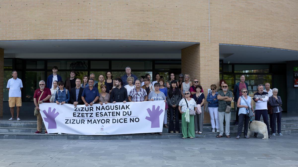 Concentración de repulsa del fallecimiento de una vecina de Zizur Mayor.
