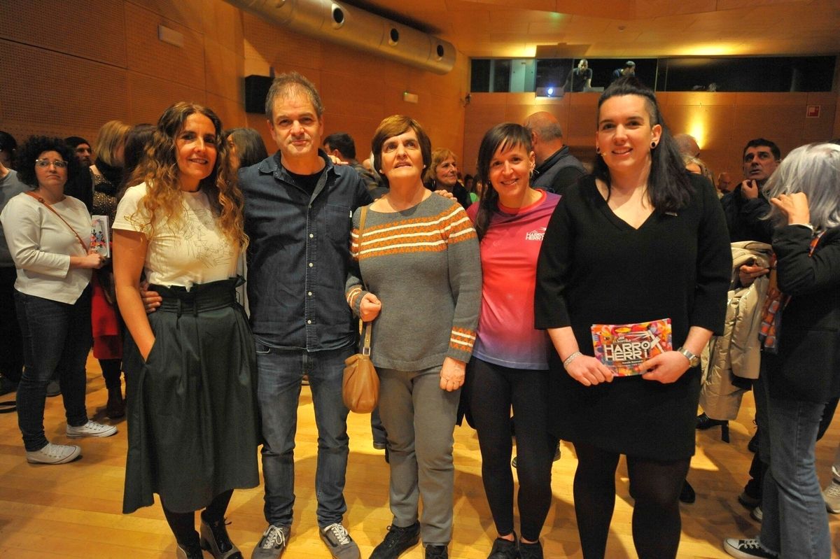 Aitziber Balantzategi, Beñat Gaztelurrutia, Nerea Mujika, Aize Otaño y Ane Elordi, responsable de Korrika 23.