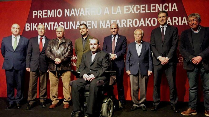 De izquierda a derecha, Marino Barasoain, director de la Fundación Navarra para la Excelencia; Jon Barriola, director general de DIARIO DE NOTICIAS; José Luis Hernandorena, bombero voluntario y segundo finalista; José Ángel García, director del centro Pad