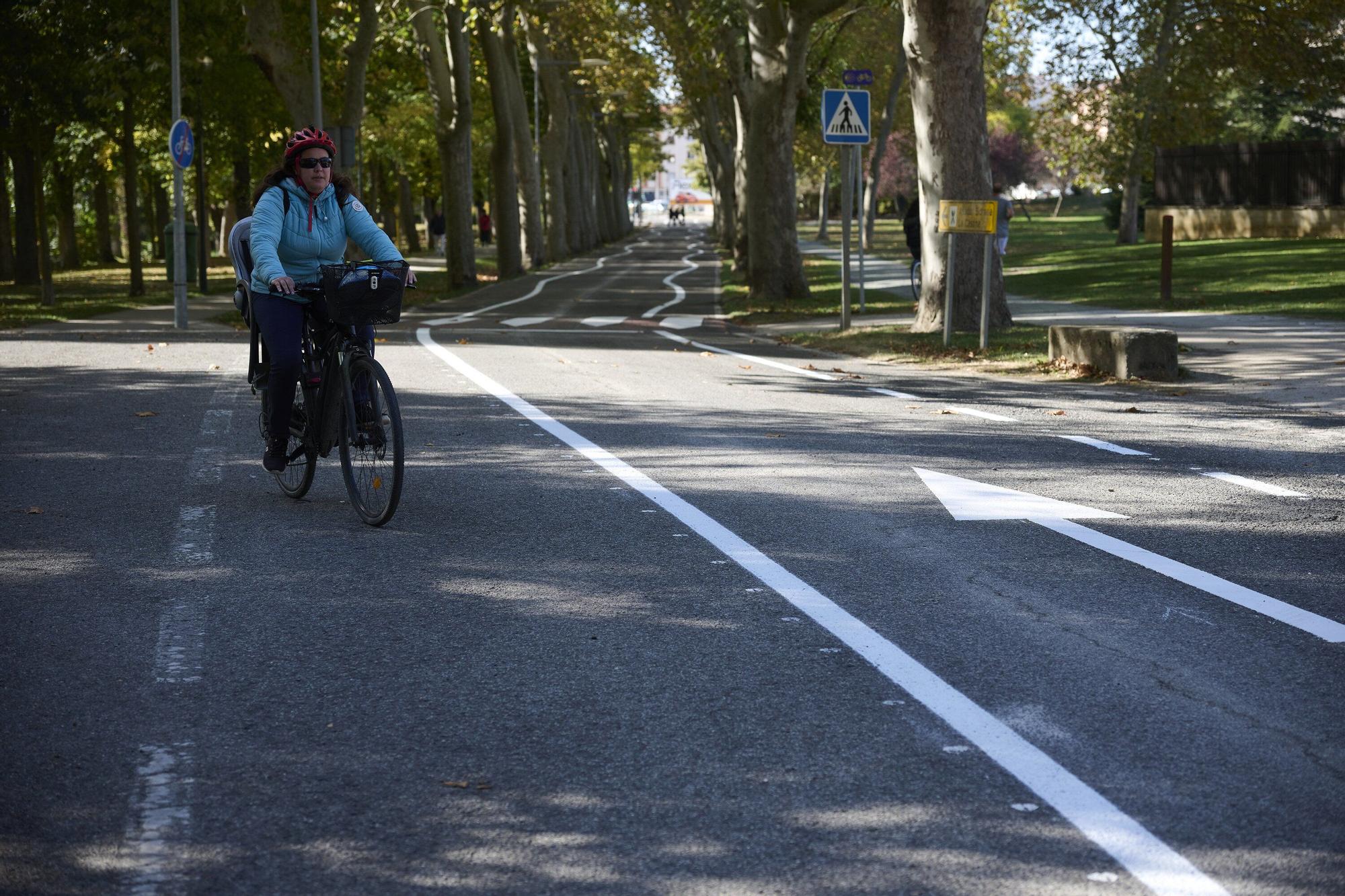 Fotos de las líneas serpenteantes de la carretera de la Universidad de Navarra