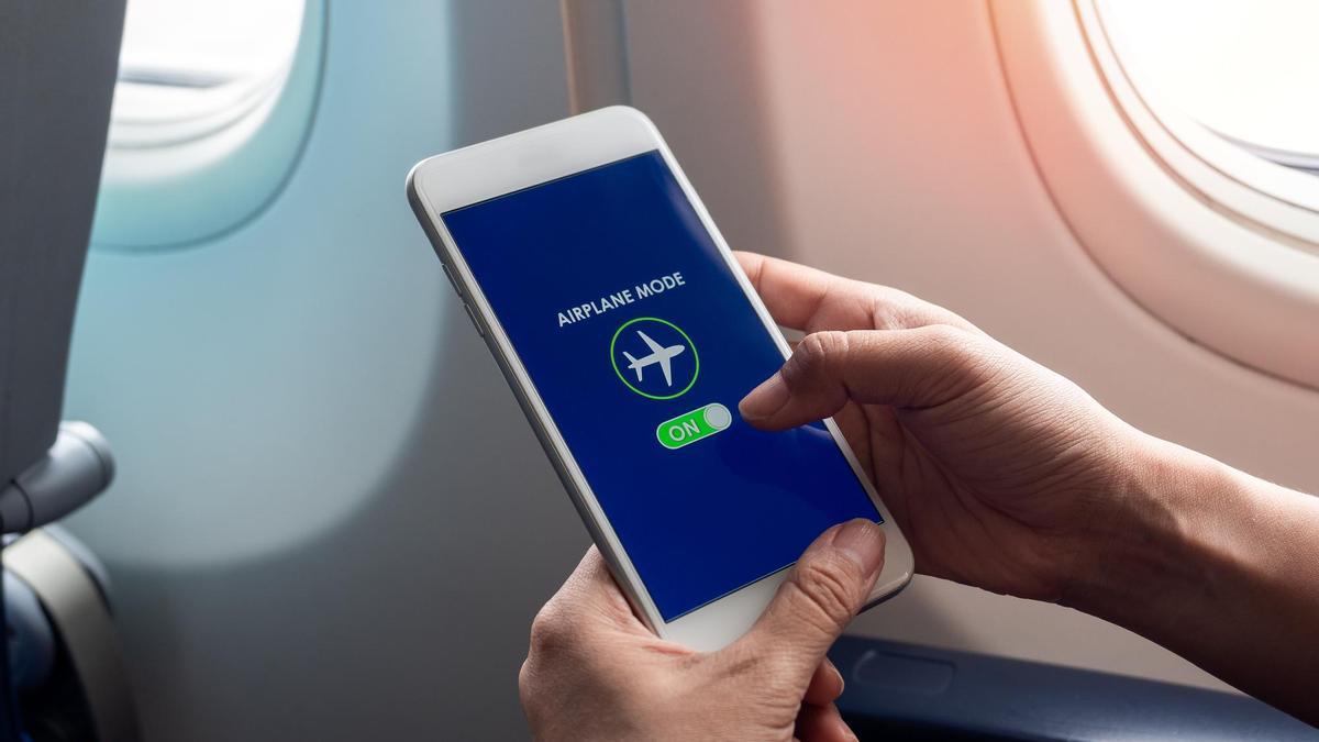 Un viajero, a punto de conectar el modo avión antes de despegar.