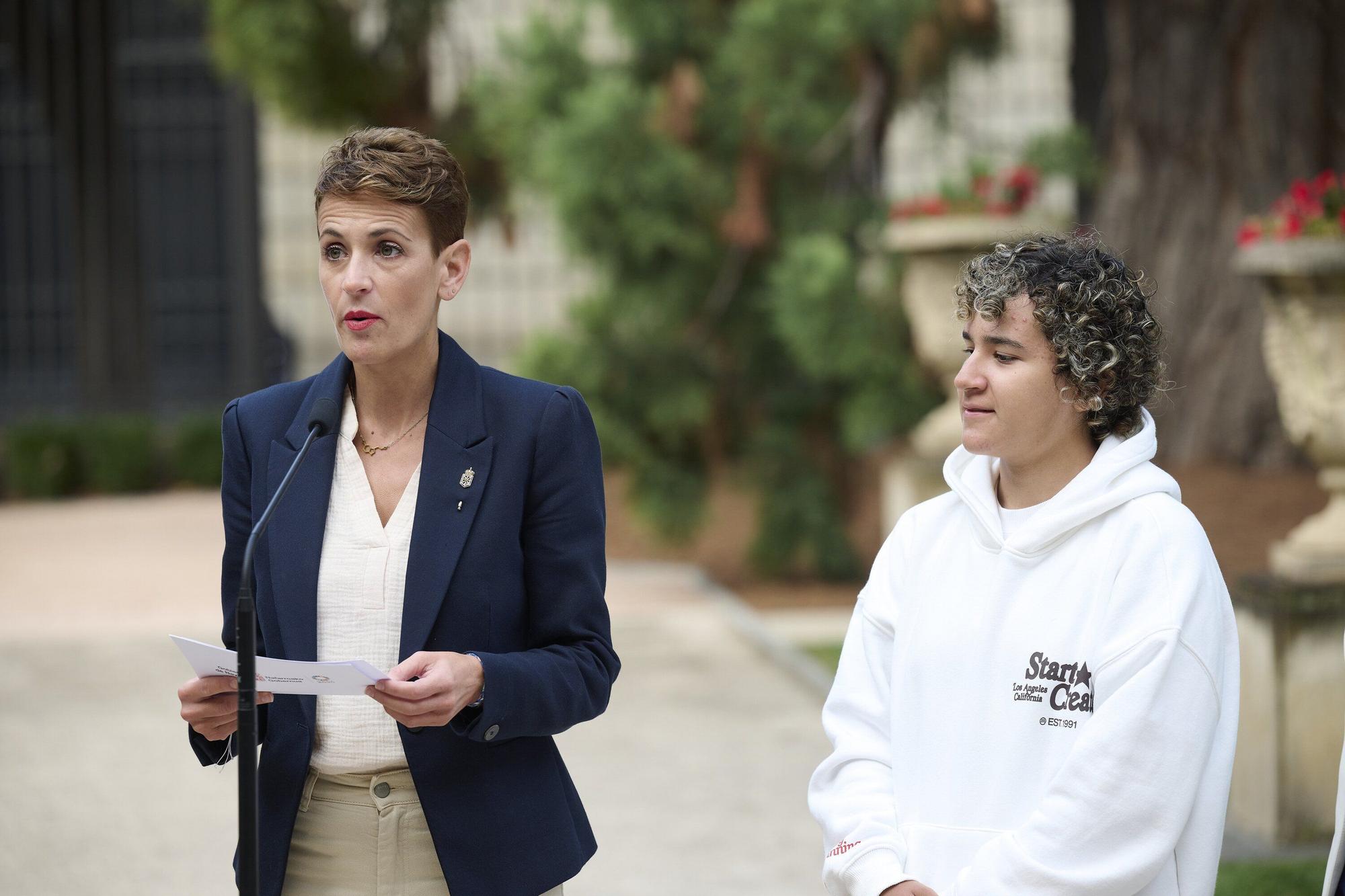 María Chivite recibe a Paula Ostiz en el Palacio de Navarra