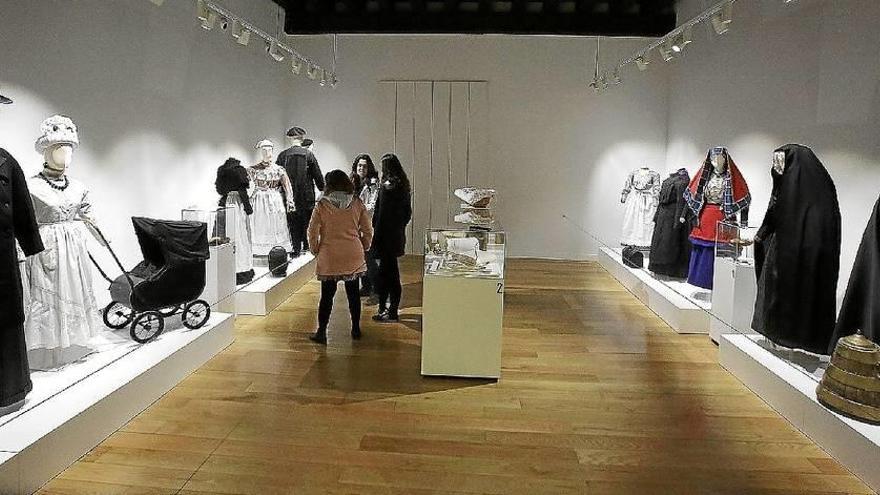 El Centro del Traje de Errenteria recoge parte del trabajo realizado por Ramón García tras recuperar prendas antiguas.Foto: Gorka Estrada