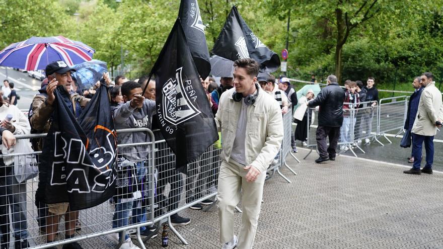 La marea negra desafía a la lluvia en la llegada del Surne Bilbao a Miribilla
