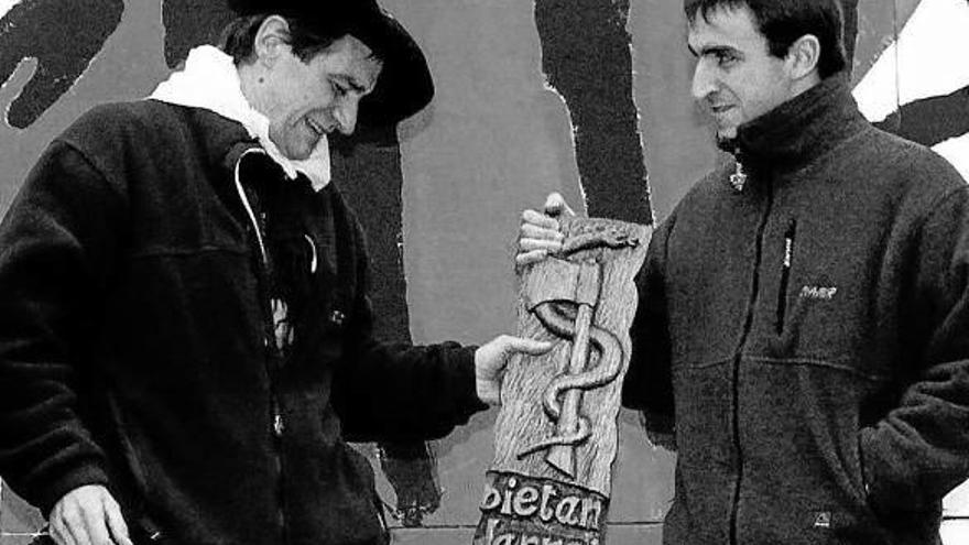Imagen de archivo del histórico lider de ETA junto a su hijo Egoitz el 23 de enero de 2000.
