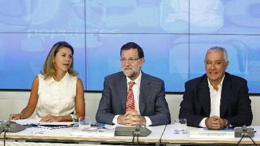 Mariano Rajoy ayer en la reunión de la dirección del PP, entre María Dolores de Cospedal y Javier Arenas.