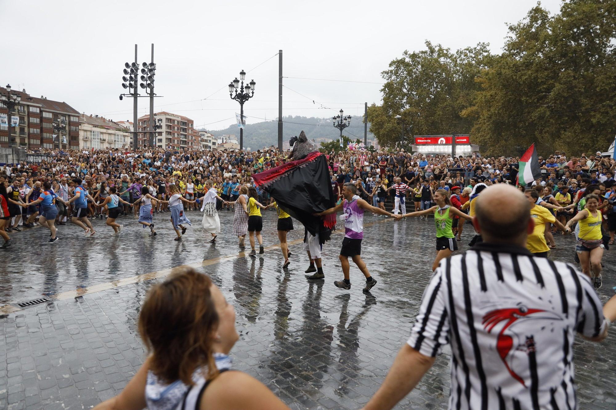 En imágenes: apertura de txosnas y toro de fuego