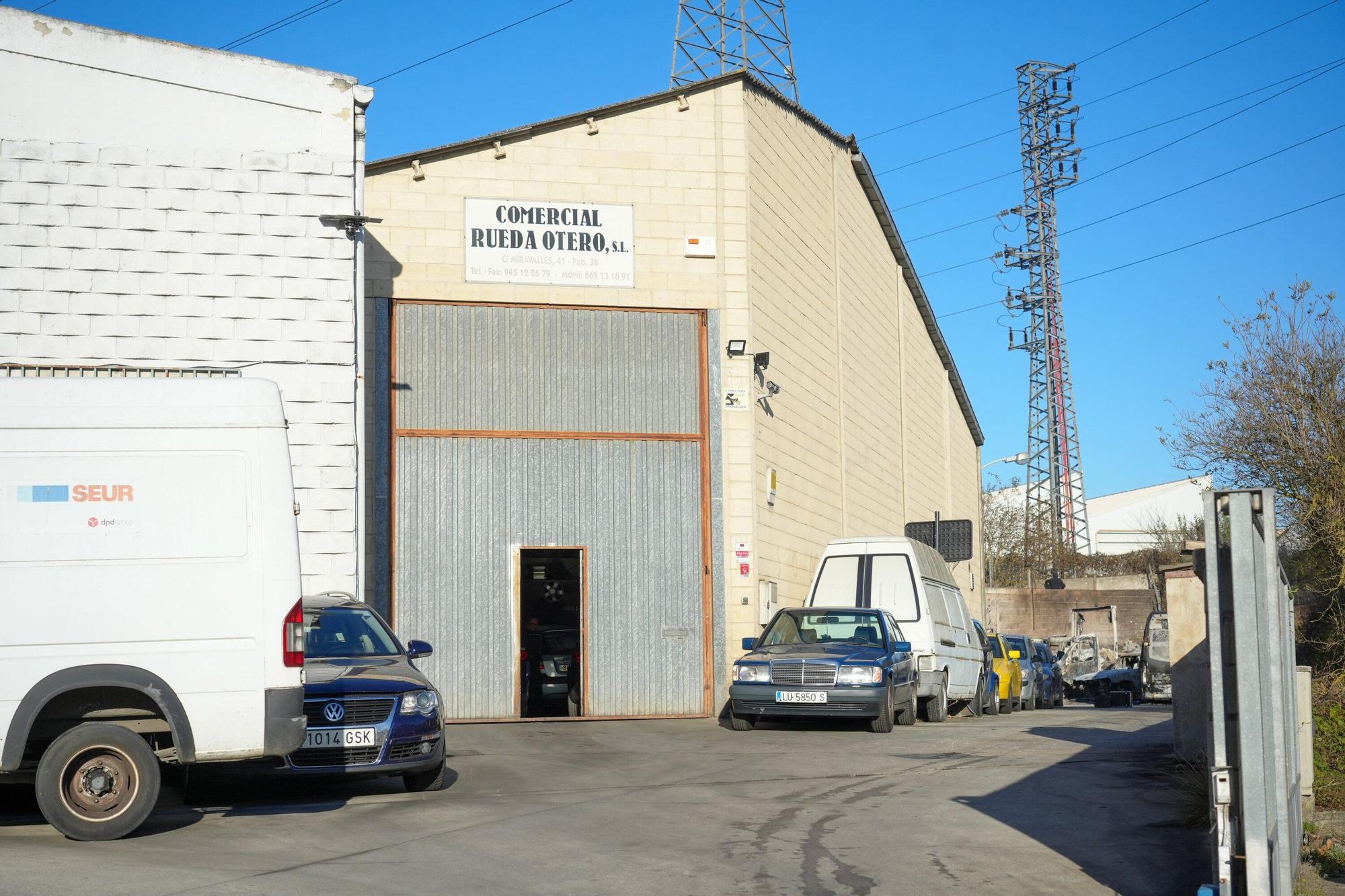 Pabellón del polígono de Betoño en el que han ardido varios vehículos esta madrugada