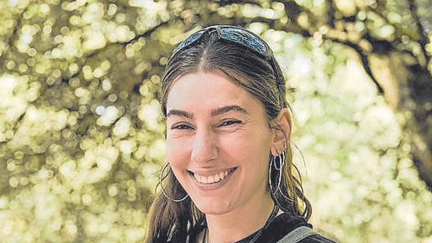 Bea Larragueta: “Iraganera eta emakume horien ahotsetara iristen saiatzen naiz”