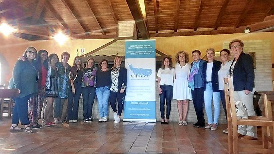 Primera reunión de Anahira en una sala de las Bodegas Quaderna Vía en Igúzquiza.