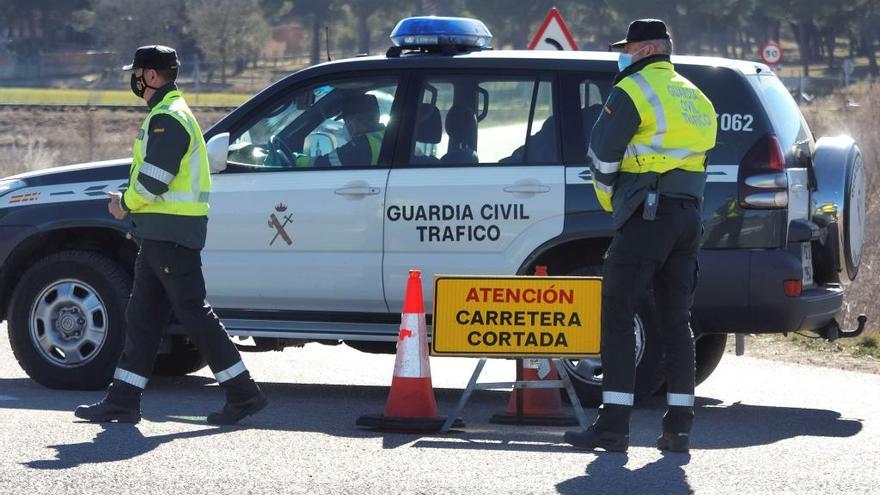 Un vehículo de la Guardia Civil en el lugar en el que este martes realizaron pruebas para analizar si Esther López fue atropellada.