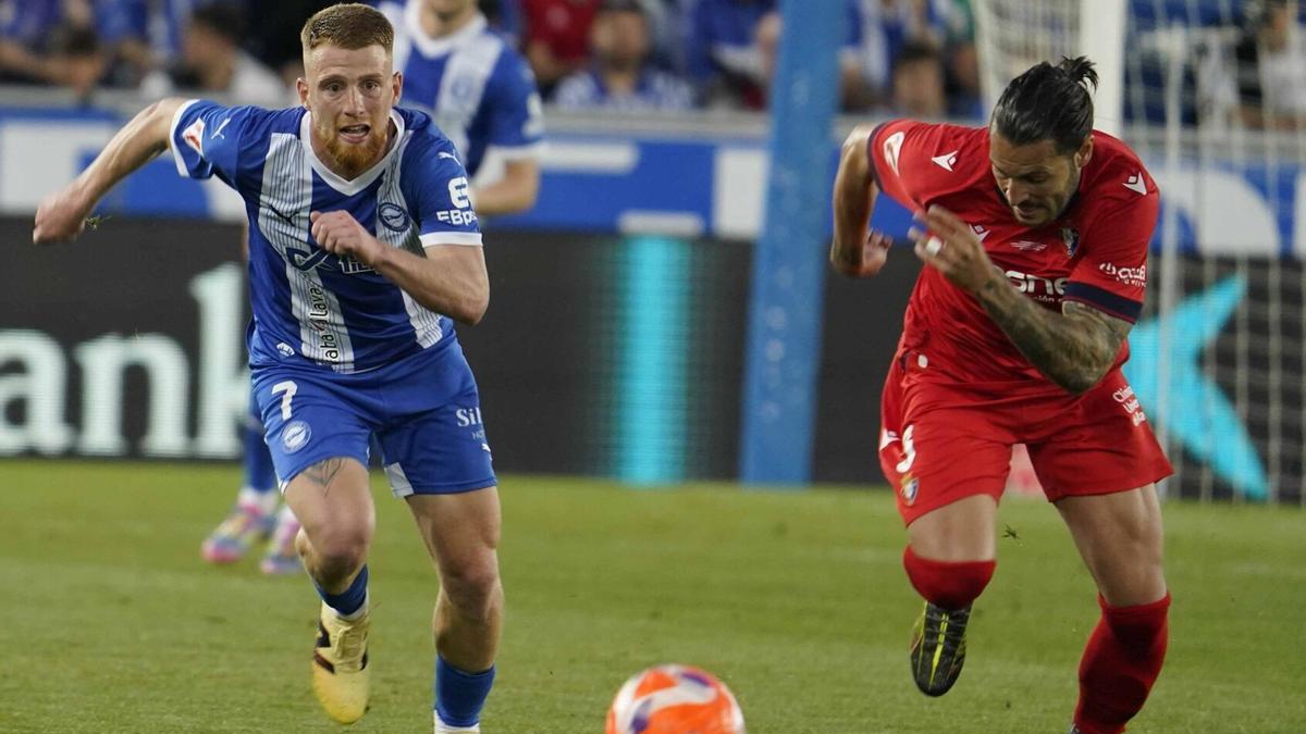 Carlos Vicente disputa un balón con Juan Cruz.