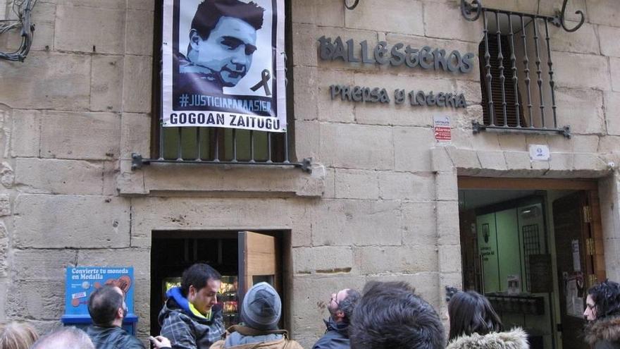 Pancarta colgada en el negocio familiar en recuerdo del joven Asier Ballesteros Gutiérrez, fallecido en 2015 por el disparo del perdigón.