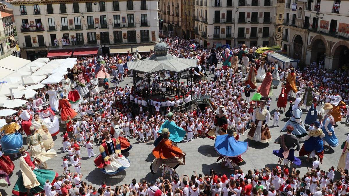 Reunión de las figuras para los bailes en la Gigantada celebrada de hace unos años.