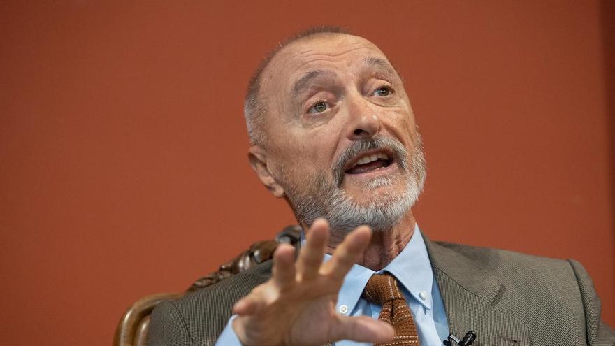 Pérez-Reverte acusa a Exteriores de querer &quot;colonizar&quot; la RAE