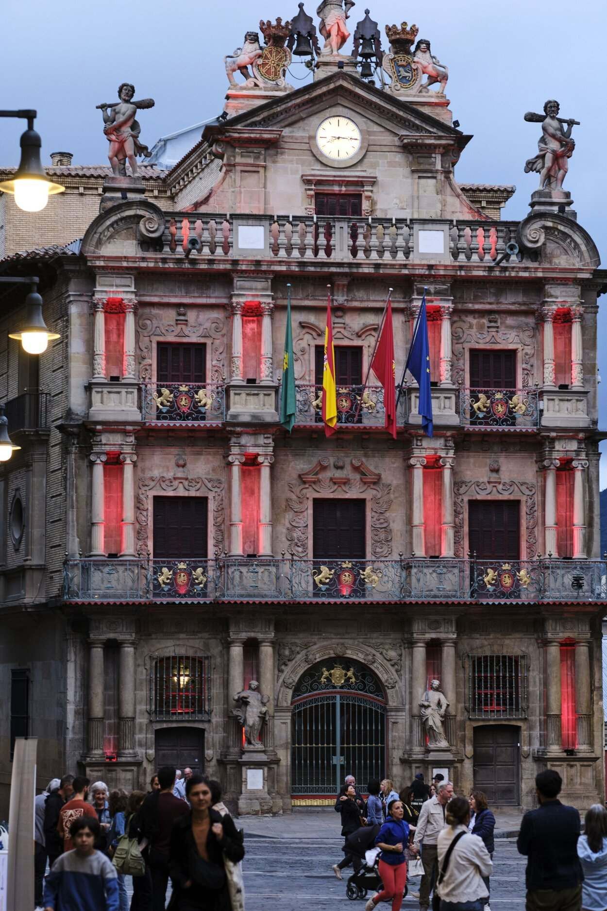 La fachada se ha iluminado de naranja en el Día de la Prevención del Suicidio