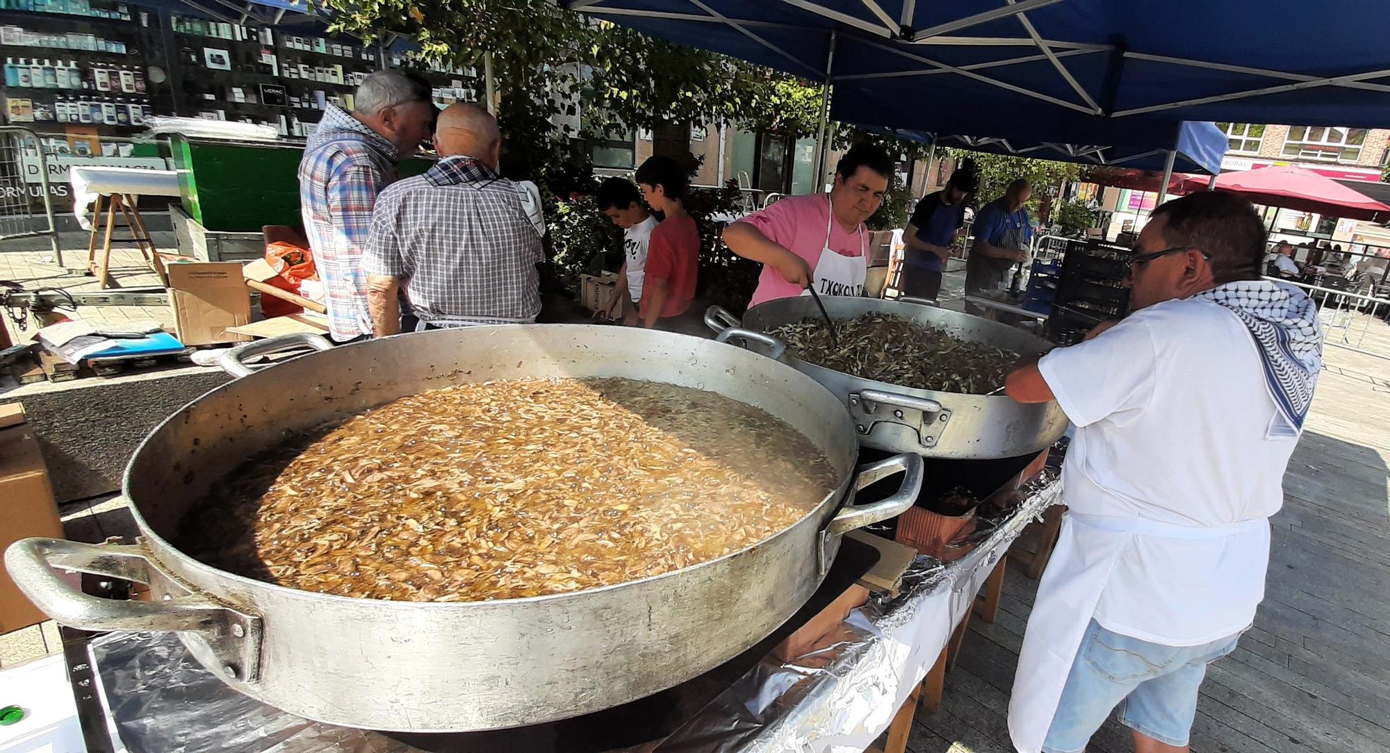 Los de la Micológica Arriola preparando la degustación de setas en la calle Larrinaga