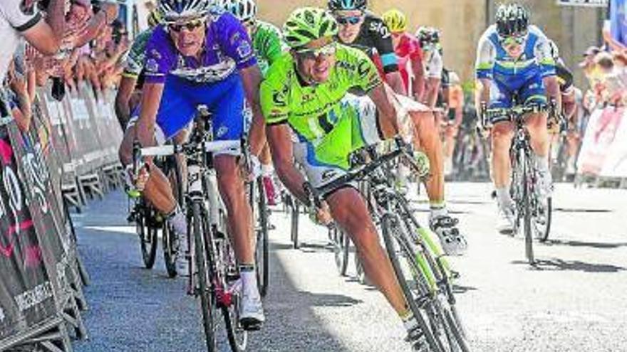 Roux vence en los despachos y sigue líder
