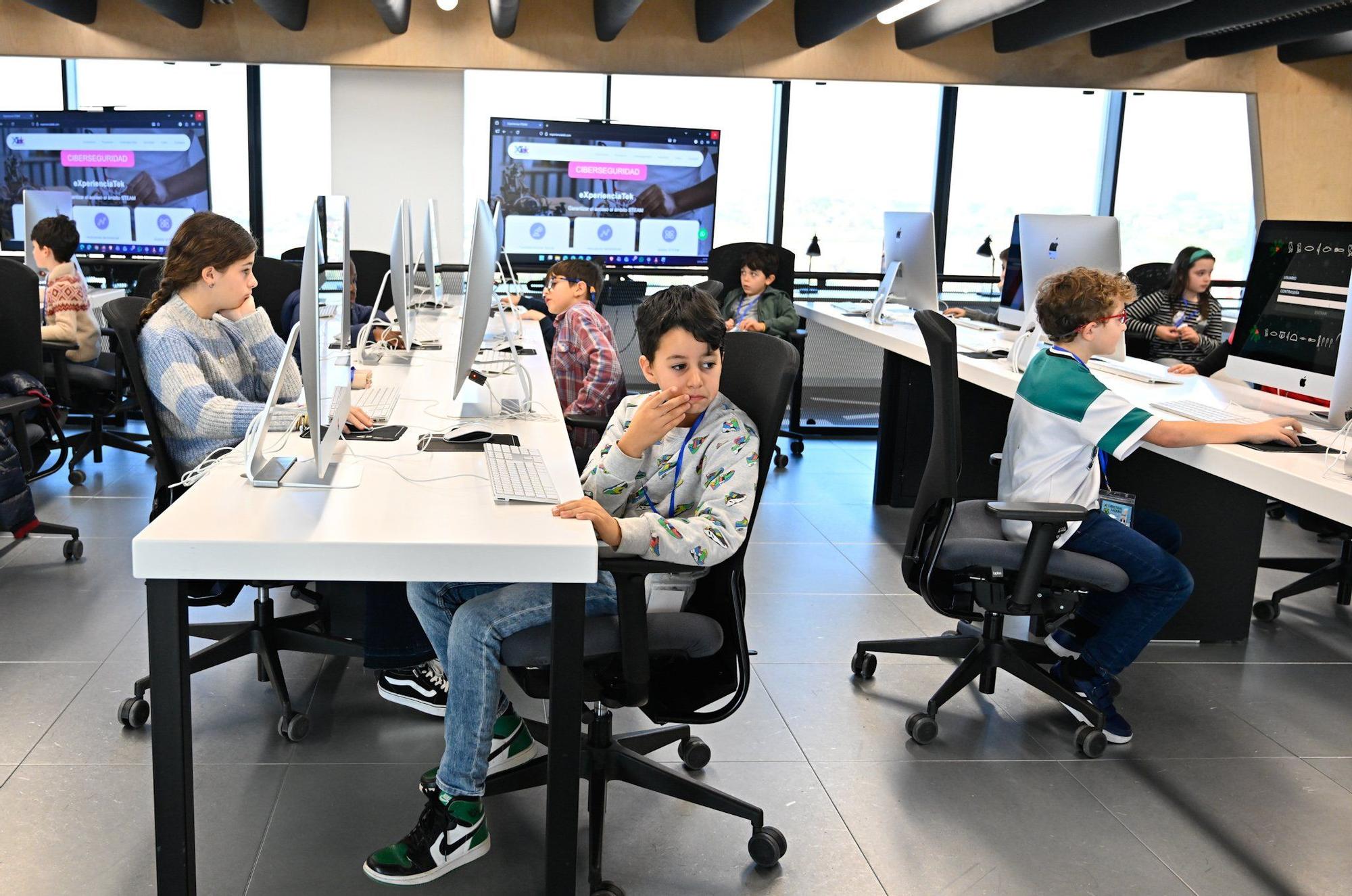 En imágenes: ‘hackeo’ al Olentzero vasco en el campus 42 Urduliz