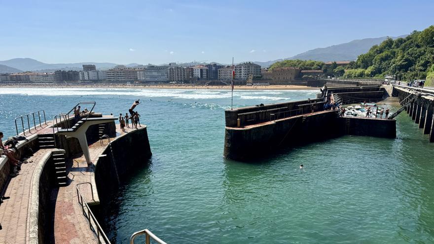 Zarautz refuerza la seguridad de los bañistas en el muelle con mensajes por megafonía