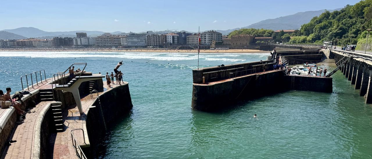 Zarautz refuerza la seguridad de los bañistas en el muelle con mensajes por megafonía