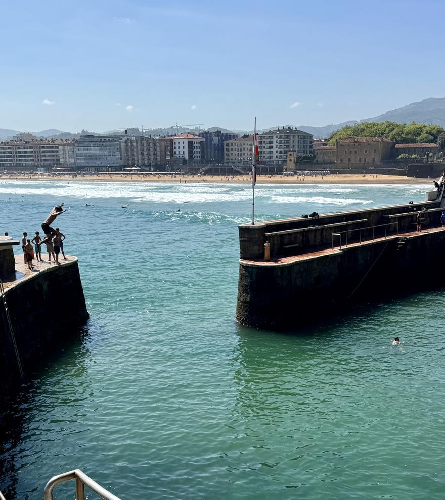Zarautz refuerza la seguridad de los bañistas en el muelle con mensajes por megafonía