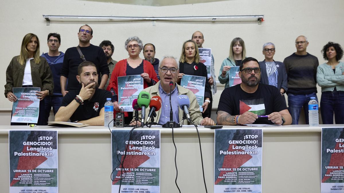 Los sindicatos UGT, CCOO, LAB, ESK, Steilas, CGT e Hiru, en la presentación de la jornada de movilizaciones convocada el próximo 15 de octubre.