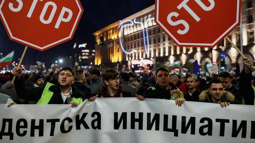 Dimite en bloque el Gobierno de Bulgaria tras protestas masivas