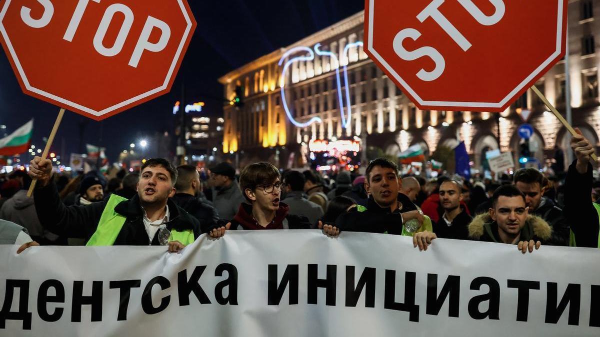 Protestantes en la noche del miércoles en Bulgaria.
