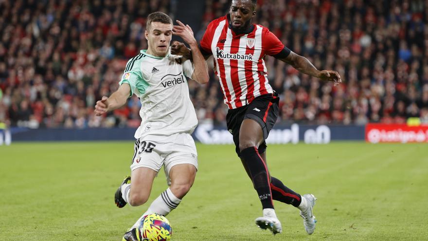 Iñaki Williams disputa el balón ante Diego Moreno / Luis Tejido