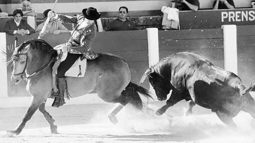 Hermoso de Mendoza en Plasencia, montando a &#039;Janucá&#039;, uno de sus nuevos caballos.