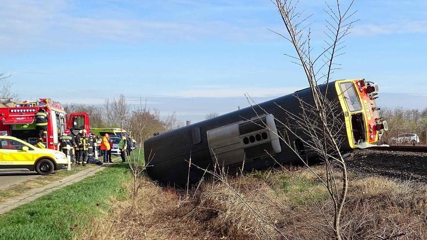 Cinco muertos en el choque de un tren y una camioneta en Hungría