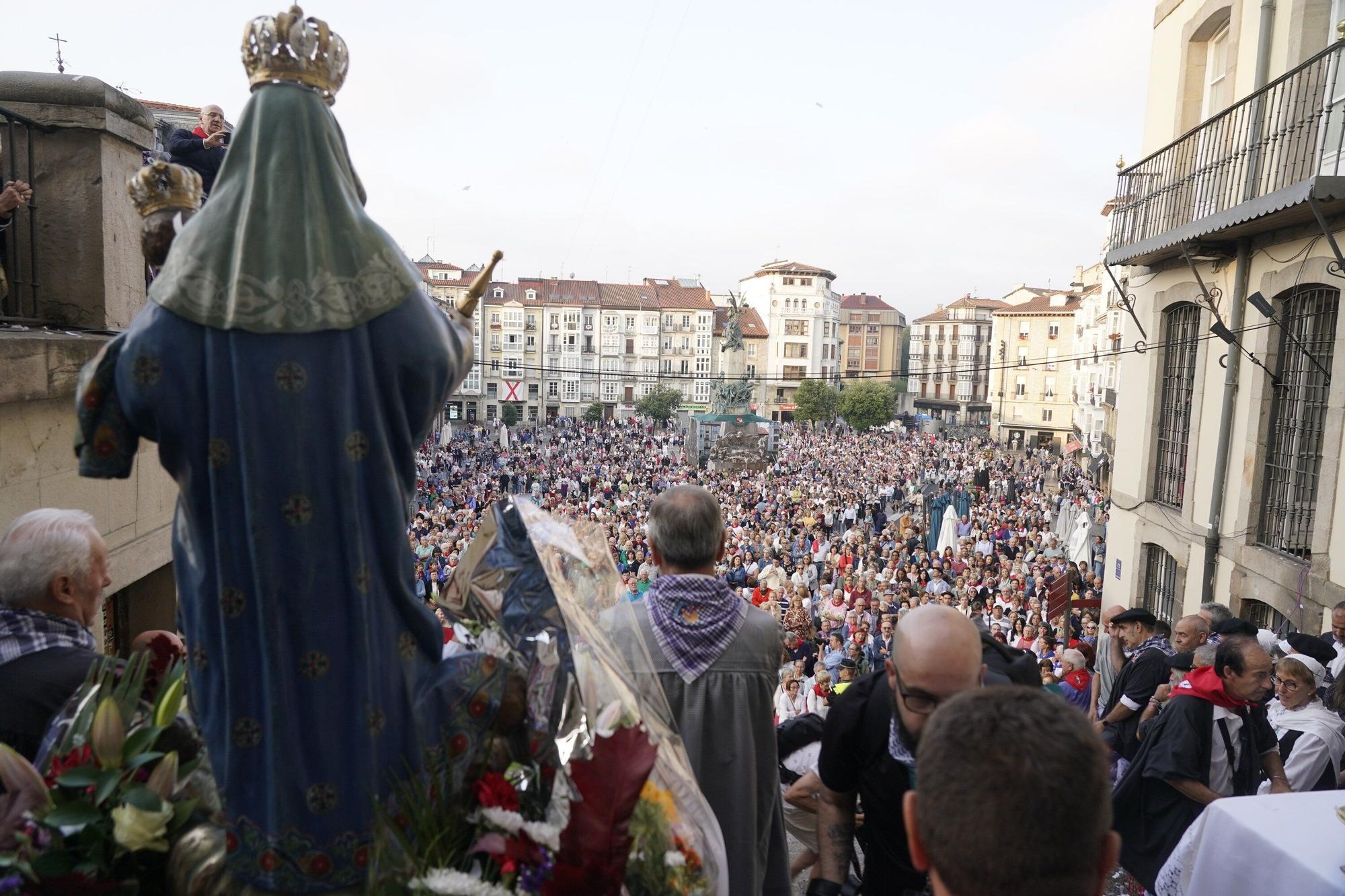 En imágenes: Miles de vitorianos acompañan a la Virgen Blanca en el Rosario de la Aurora