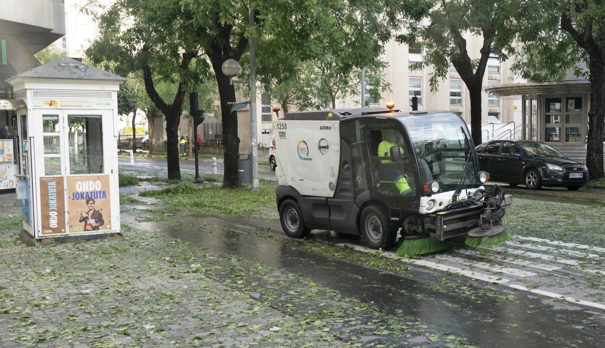 En imágenes: Así ha amanecido la capital alavesa tras la espectacular granizada