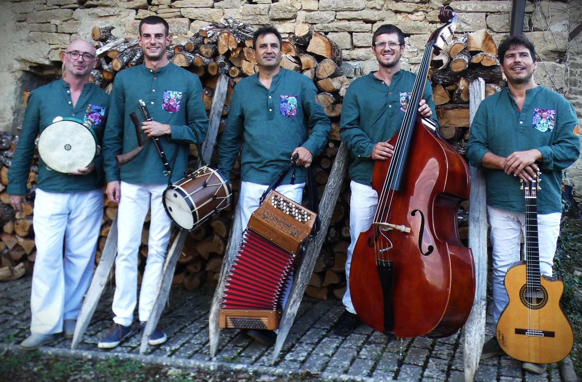 Miembros de Mielotxin, banda navarra de folk.