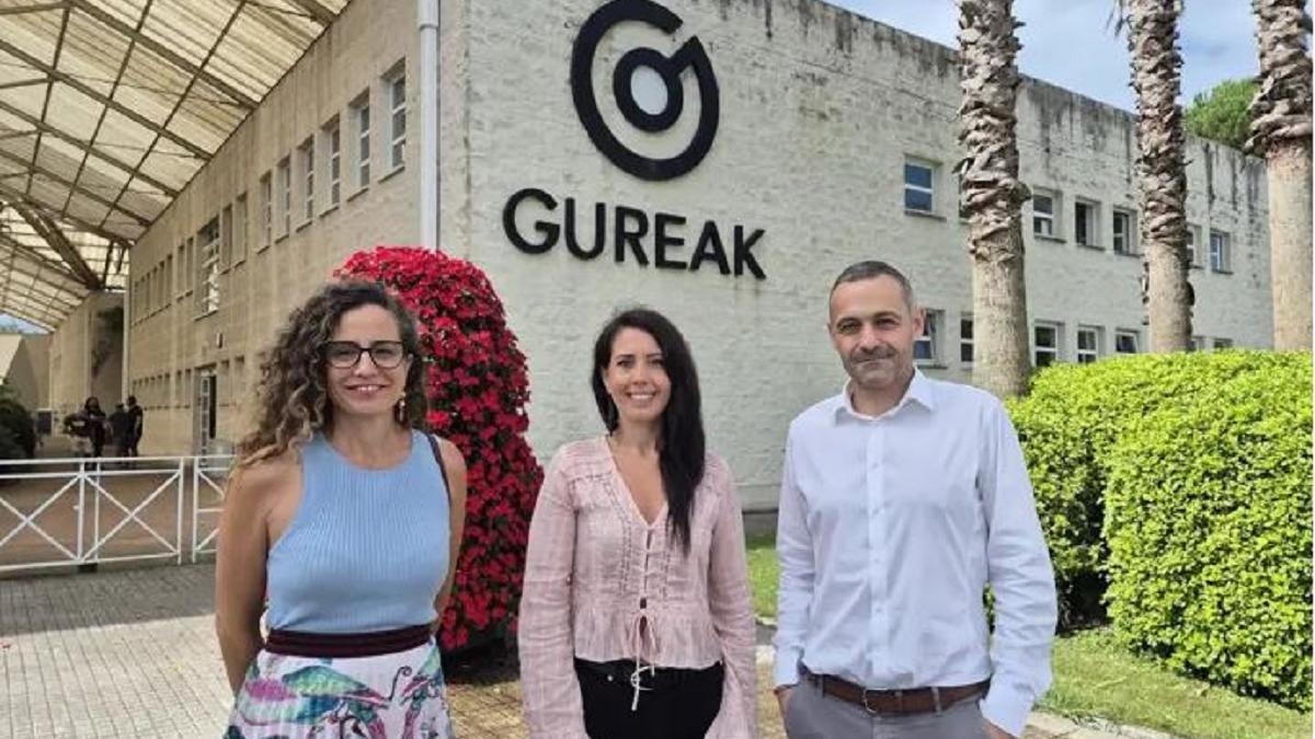 La presidenta de la Autoridad Territorial del Transporte de Gipuzkoa (ATTG), Azahara Domínguez, el director de Gureak Datapost, Gaizka Iriarte, y la directora de Marketing y Comunicación de Gureak, María Larraza -