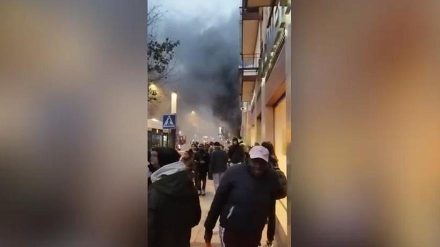 Video del incendio en un bazar chino en el barrio de la Rochapea