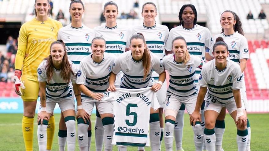 El once del Eibar, mostrando la camiseta de Patri Ojeda.