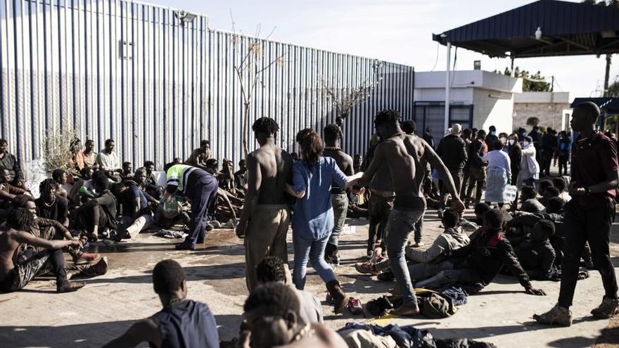 Unos 1.200 migrantes tratan de saltar la valla de Melilla por segundo día