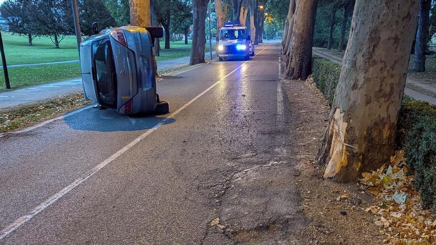 Vuelca con su vehículo en la carretera de la Universidad de Navarra el día que iba a ser cerrada