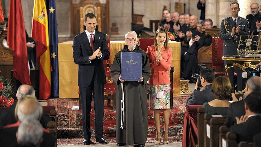 Felipe y doña Letizia entregan el premio Príncipe de Viana de la Cultura 2014, máximo galardón cultural de Navarra, al historiador capuchino Tarsicio de Azcona.