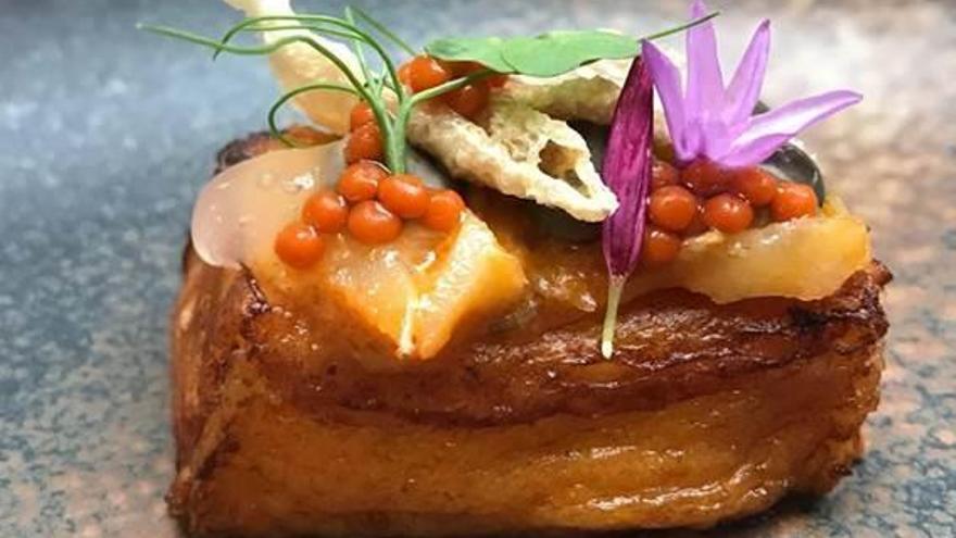 El pincho consta de una torrija de brioche rellena de bacalao ajoarriero con ali oli de ajo negro, gel de txacoli, caviar de pimentón y cortezas de bacalao.